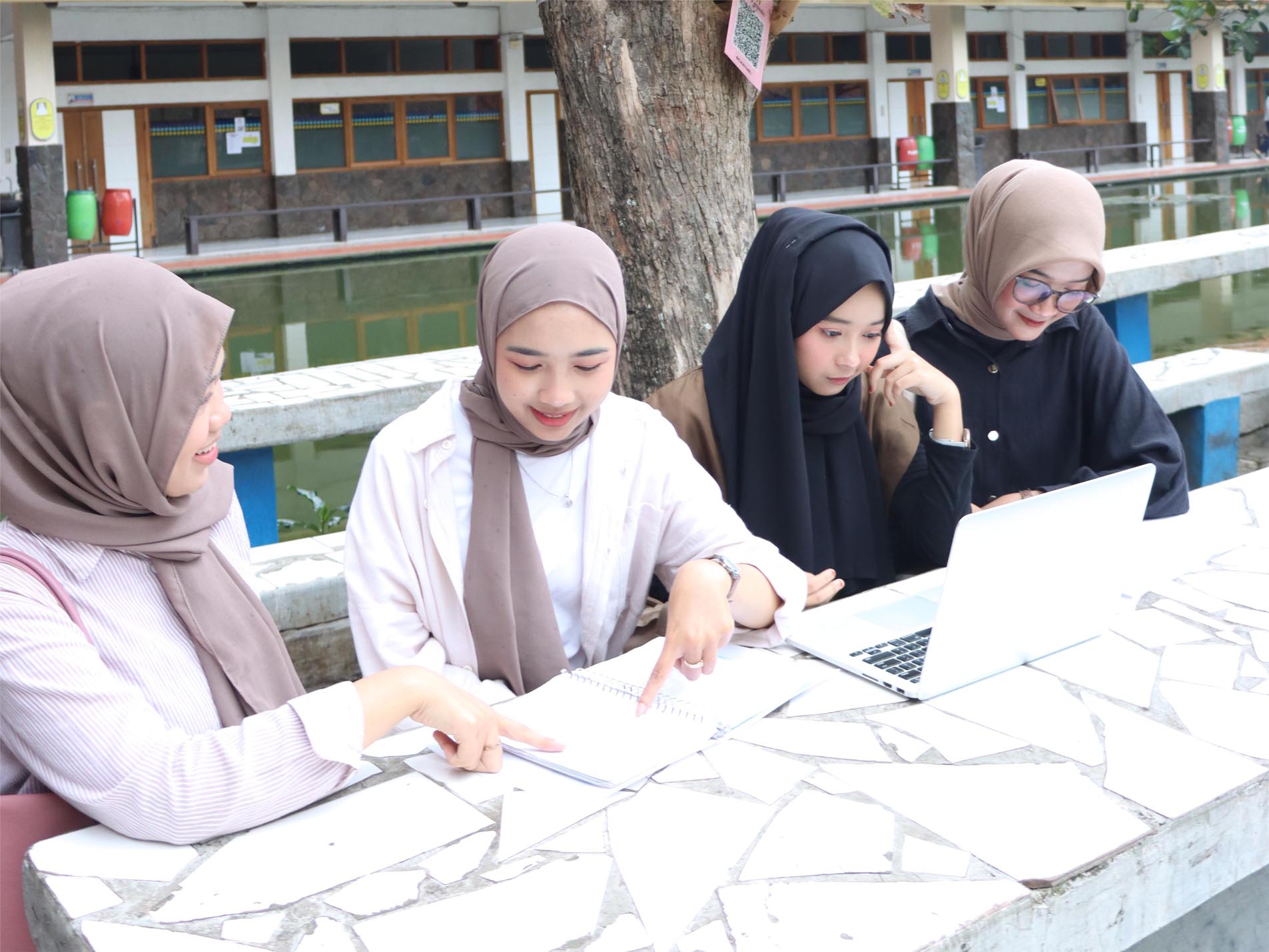 Bagaimana Mahasiswa Bisa Mulai Wirausaha Digital? Cek 6 Peluang Bisnis Online Ini!