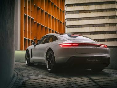 Metalurgi Komposit Serat Karbon dan Protokol Inspeksi Visual Inframerah dalam Penjaminan Kualiti Monokok Porsche