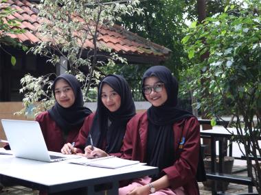 Benarkah Lulusan Kuliah Lebih Sukses di Karier? Ini Fakta Dunia Kerja Butuh Skill Terampil.