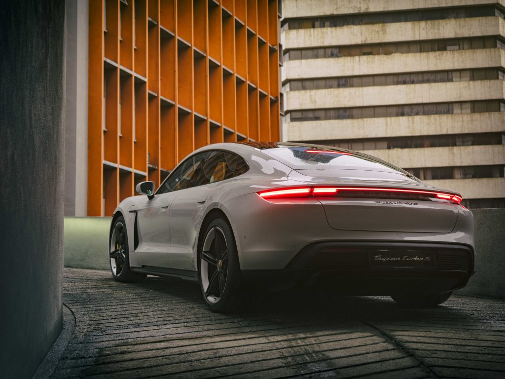 Metalurgi Komposit Serat Karbon dan Protokol Inspeksi Visual Inframerah dalam Penjaminan Kualiti Monokok Porsche