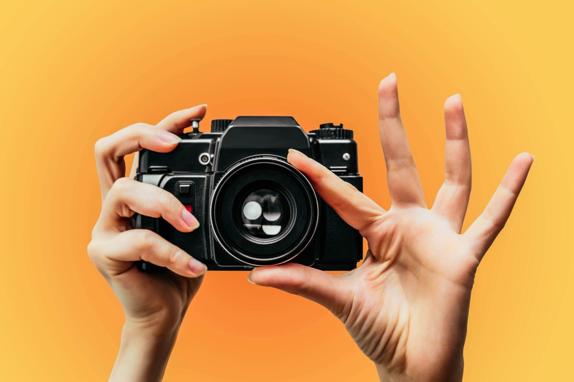 Mengoptimalkan Profil Anda di Rajakomen.com: Strategi Sosmed Fotografer Lokal untuk Sukses