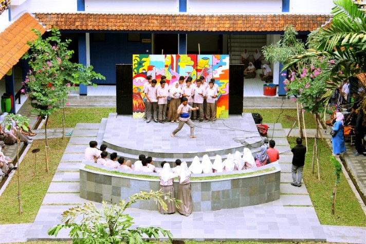 Menghafal Quran Sambil Belajar: Tantangan dan Keberhasilan di SMA Islam Al Masoem