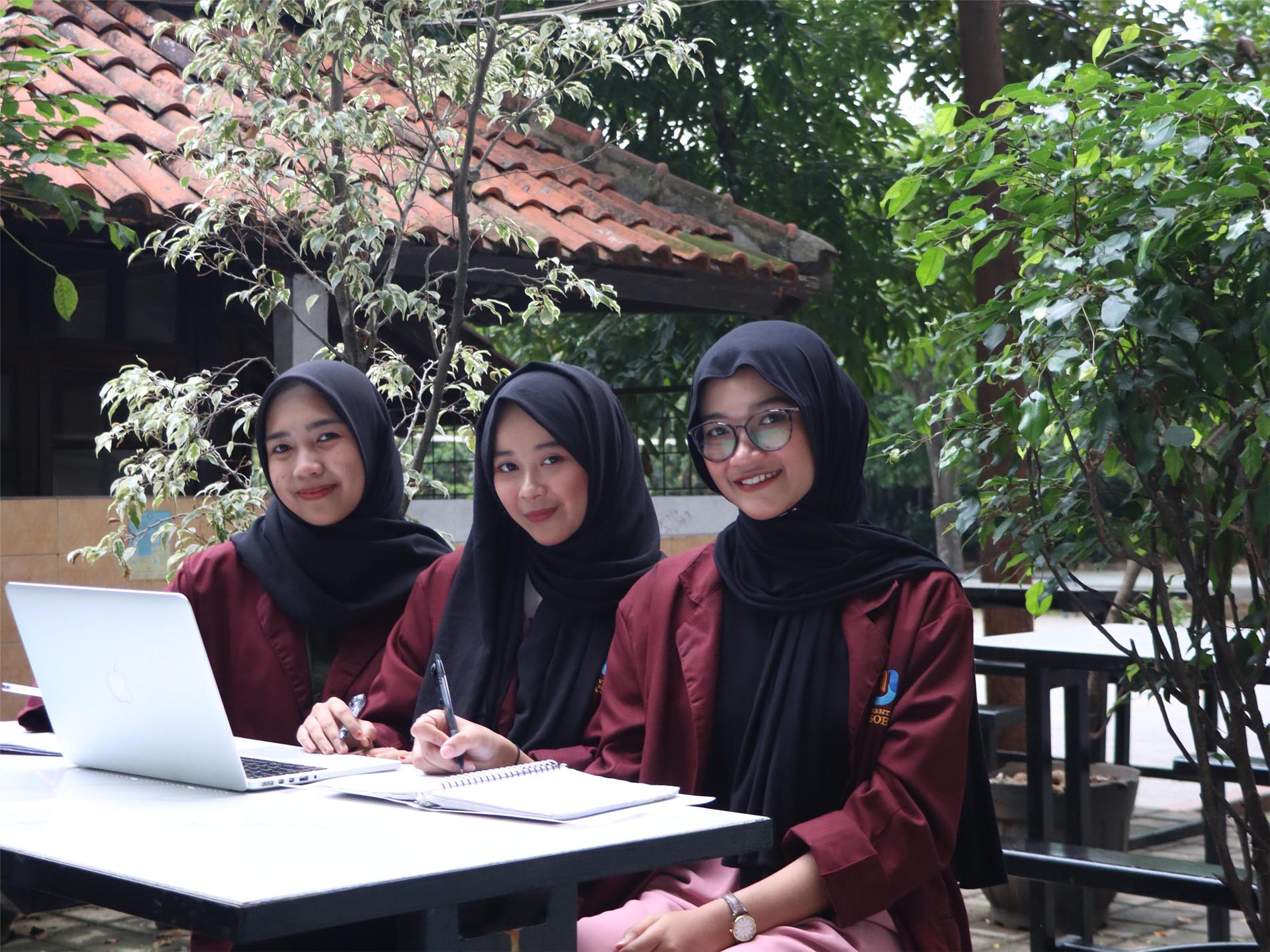 Benarkah Lulusan Kuliah Lebih Sukses di Karier? Ini Fakta Dunia Kerja Butuh Skill Terampil.